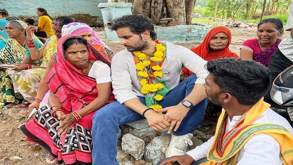 फिल्म अभिनेता ऋषांक तिवारी बडी मां के चुनाव प्रचार में जुटे हैं फिल्म अभिनेता ऋषांक तिवारी बडी मां के चुनाव प्रचार में जुटे हैं