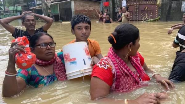 असम: बाढ़ में तैरती लाश और गंदा पानी पीने को मजबूर लोग असम: बाढ़ में तैरती लाश और गंदा पानी पीने को मजबूर लोग