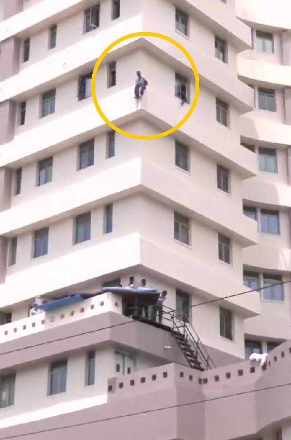 West Bengal Kolkata: A patient climbed out of the highrise edge of the Institute of NeuroScience Hospital West Bengal Kolkata: A patient climbed out of the highrise edge of the Institute of NeuroScience Hospital