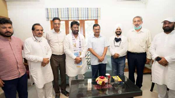 'स्कूलों को बंद करने में सम्मलित अधिकारियों पर हो कार्रवाई'