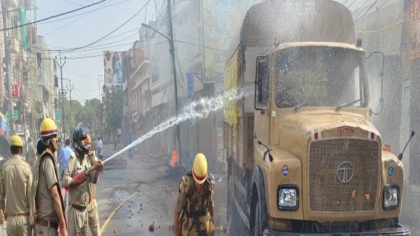 DM, एसएसपी सहित कई पुलिसकर्मी और पीएसी के जवान घायल
