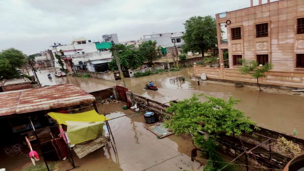 वनरक्षक लोकेश गुर्जर पानी में बहे