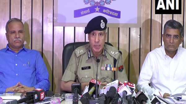 राजस्थान के डीजीपी एमएल लाठेर ने प्रेस कॉन्फ्रेंस की राजस्थान के डीजीपी एमएल लाठेर ने प्रेस कॉन्फ्रेंस की