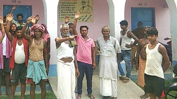 'स्कूल से नदारद रहती हैं प्राधानाध्यापिका'