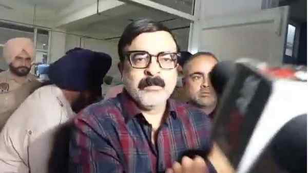 पिता का दावा- पुलिस ने आंखों के सामने गोली मारी