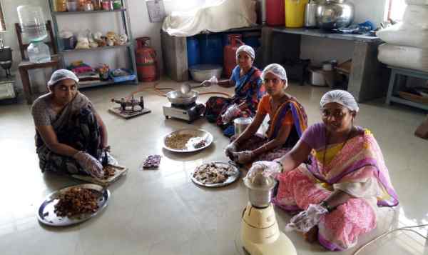 महिलाओं की ड्यूटी और मासिक कमाई