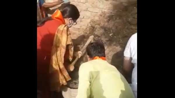 ...और कोई समस्या तो नहीं, स्मृति ईरानी ने पूछा