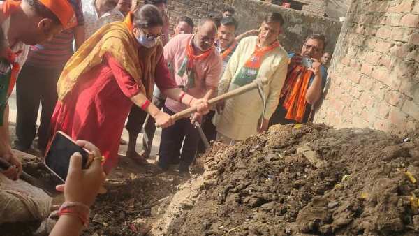 लोग कर रहे हैं स्मृति ईरानी की तारीफ