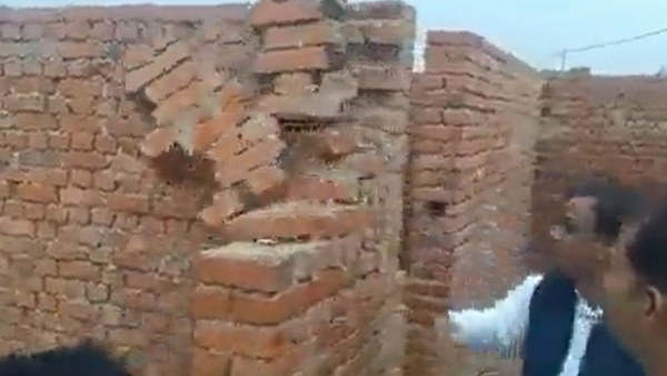विधायक ने हाथ से धक्का दिया, गिर गई दीवार