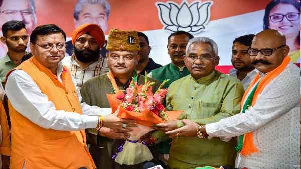 पार्टी के कामकाज के तरीके पर उठाए सवाल