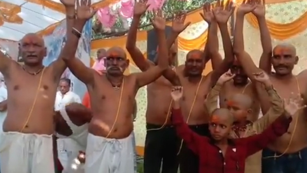 रतलाम जिले में घुमंतू समाज के 55 से अधिक लोगों ने हिंदू धर्म अपनाया रतलाम जिले में घुमंतू समाज के 55 से अधिक लोगों ने हिंदू धर्म अपनाया