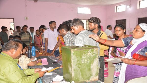 दतिया में भी फायरिंग, मतपेटी लूटकर की तोड़फोड़