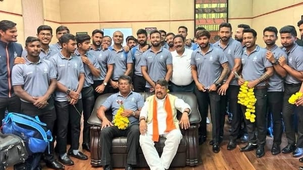 विजयवर्गीय ने टीम के साथ खिंचवाई फोटो