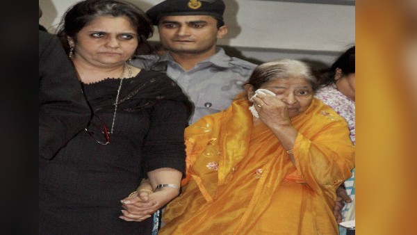 अप्रैल 2013: क्लीन चिट के खिलाफ याचिका