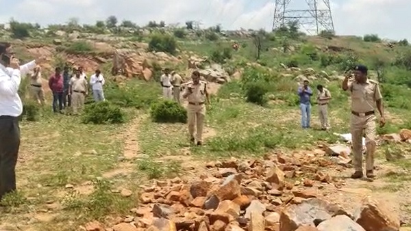 ट्रक रोकने के लिए आगे आए डीएसपी को कुचला