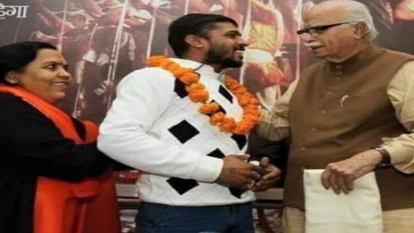 रिंंकू नामदेव आडवानी व उमा के साथ रिंंकू नामदेव आडवानी व उमा के साथ