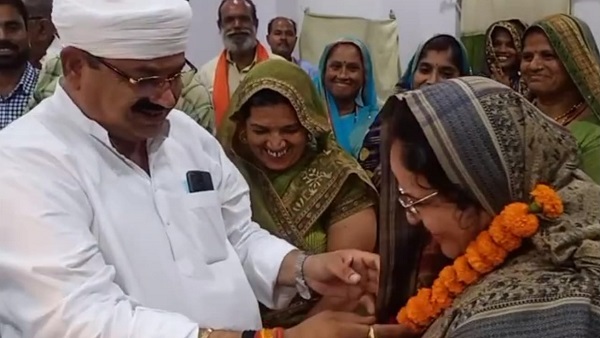 मंत्री की बहू सविता राजपूत दूसरी बार जनपद अध्यक्ष बनी मंत्री की बहू सविता राजपूत दूसरी बार जनपद अध्यक्ष बनी