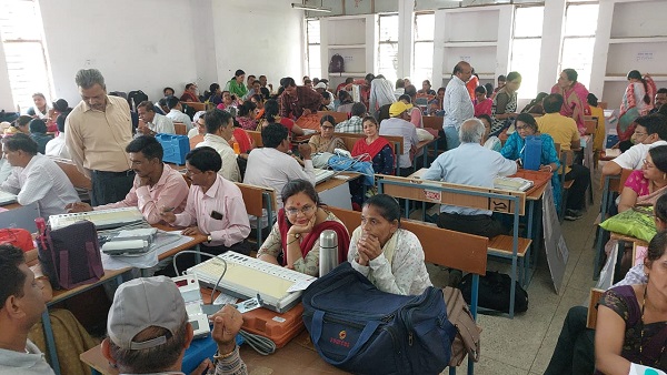 सागर में मतदान कर्मियों को सामग्री वितरण कर रवाना किया गया सागर में मतदान कर्मियों को सामग्री वितरण कर रवाना किया गया
