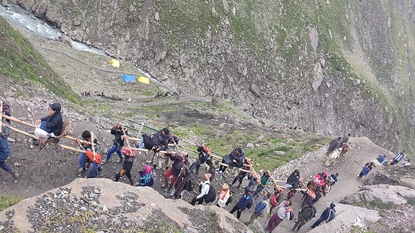 जिन्हें चलने में दिक्कत वे पिट्ठू, घोडे पर जा रहे