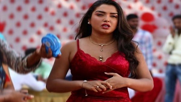 बहुत खूबसूरत है आम्रपाली का वैनिटी वैन