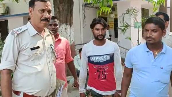 कपड़ा बेचने के दौरान लौटा रहा था जाली नोट