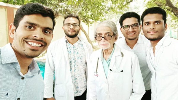 पेंशन का पैसा भी मरीजों में लगा देते हैं