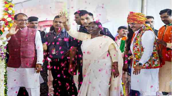 बिना वेतन पढ़ाया करती थीं