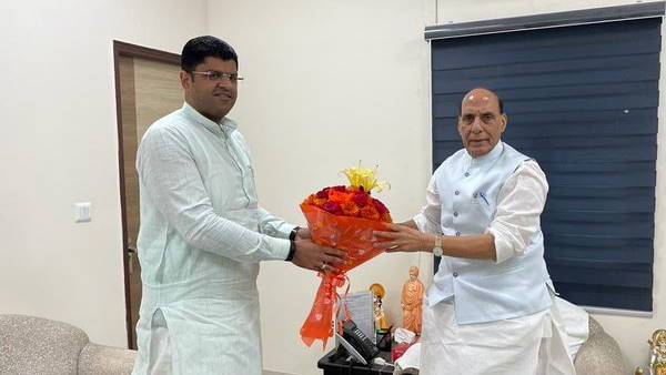 Dushayant Chautala met defense minister and discussed on Agniveer issue Dushayant Chautala met defense minister and discussed on Agniveer issue