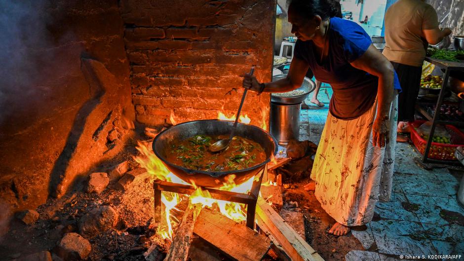 लकड़ी के चूल्हे पर पक रहा खाान लकड़ी के चूल्हे पर पक रहा खाान