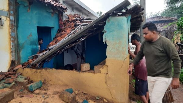 घरों में रखा अनाज और खाने का सामान चट