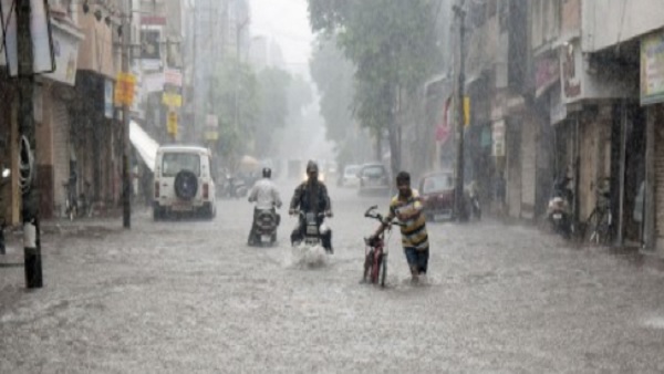 कई इलाकों में पानी भरने से लोग हलाकान