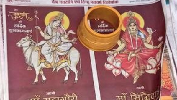 दुकान से भारी मात्रा में मिले देवी देवताओं के फोटो वाले अखबार
