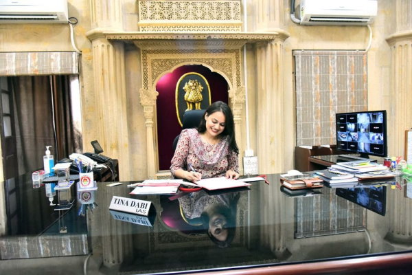 जैसलमेर में अधिकारियों की बैठक ली