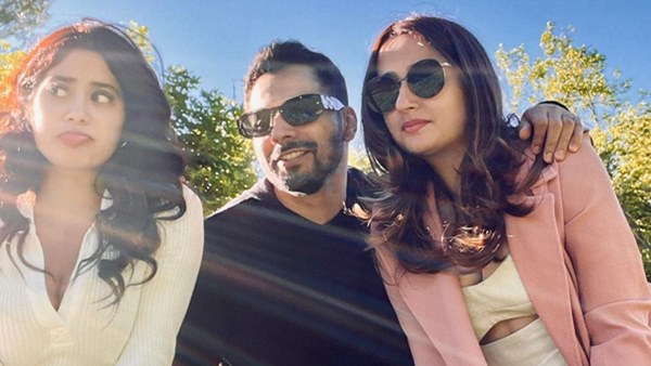 जाह्नवी कपूर ने शेयर की वरुण-नताशा संग ये तस्वीर