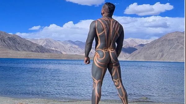 पैंगोंग लद्दाख झील पर इस अंदाज में करवाया फोटोशूट