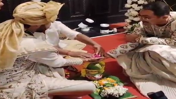 परिवार के लोग खुशी से हुए शामिल