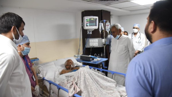 Bihar CM Nitish Kumar meets Lalu Prasad Yadav at Hospital Tejashwi Yadav said his condition is stable Bihar CM Nitish Kumar meets Lalu Prasad Yadav at Hospital Tejashwi Yadav said his condition is stable