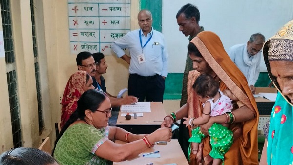 पंचायत चुनाव में महिला वोटरों ने बराबरी से किया मतदान पंचायत चुनाव में महिला वोटरों ने बराबरी से किया मतदान