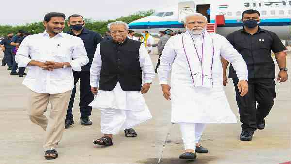 मूर्ति ने अपनी संपत्ति भी दी और लोगों के लिए भीख भी मांगे