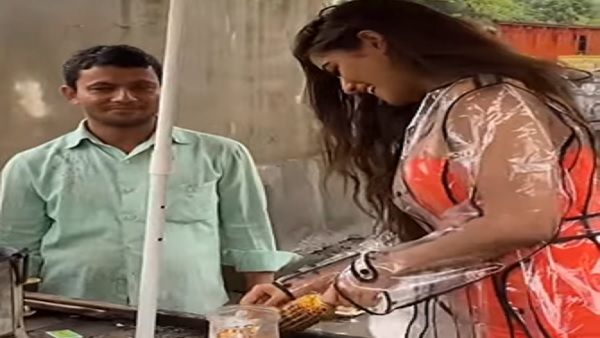 यूनिक रेनकोट पहन दिखीं पूनम पांडे