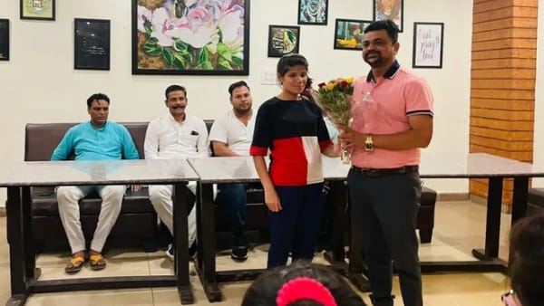 कोच संदीप मंडल ने फुटबाल खेलने के लिए प्रेरित