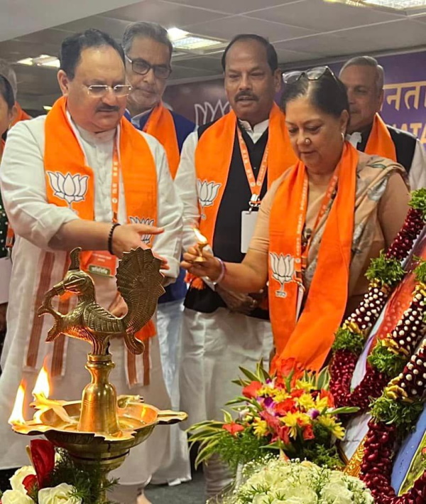 बैठक में की पीएम मोदी की तारीफ