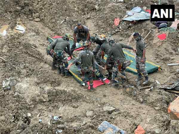 रेस्क्यू में जुटी सेना