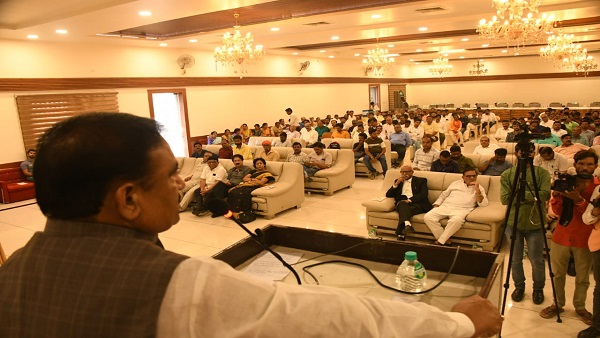 संकल्प पत्र के लिए बुलाए लोगों को संबोधित करते मंत्री संकल्प पत्र के लिए बुलाए लोगों को संबोधित करते मंत्री