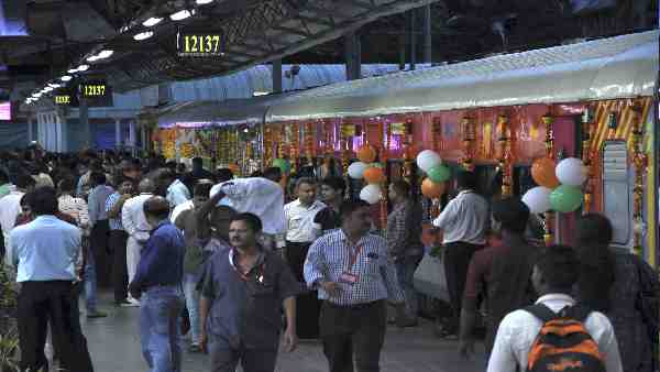 रेलवे दे रहा है वित्तीय बोझ की दलील