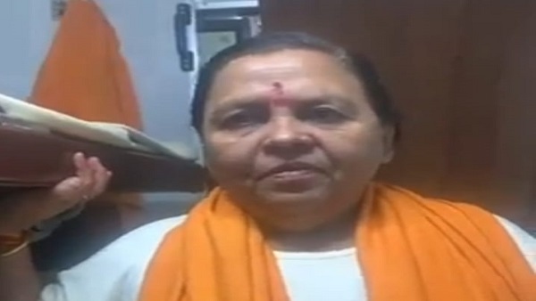 उमा ने ट्रेन में बनाया वीडियाे, समर्थक को वोट की अपील उमा ने ट्रेन में बनाया वीडियाे, समर्थक को वोट की अपील