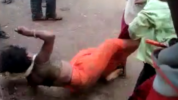 तमाशा देखती रही भीड़, लोग बनाते रहे वीडियो