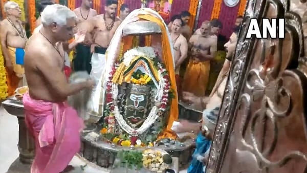 भक्त कर रहे बाबा महाकाल के दर्शन