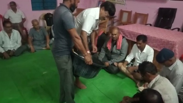 अंधेरे के कारण खुद की जान जोखिम में डालकर यात्रियों को निकाला