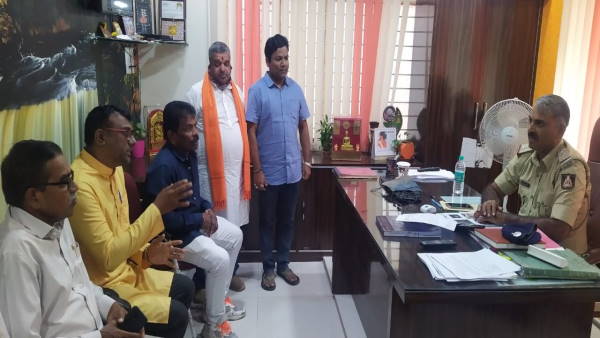 विरोध का असर, हटानी पड़ी पेंटिंग
